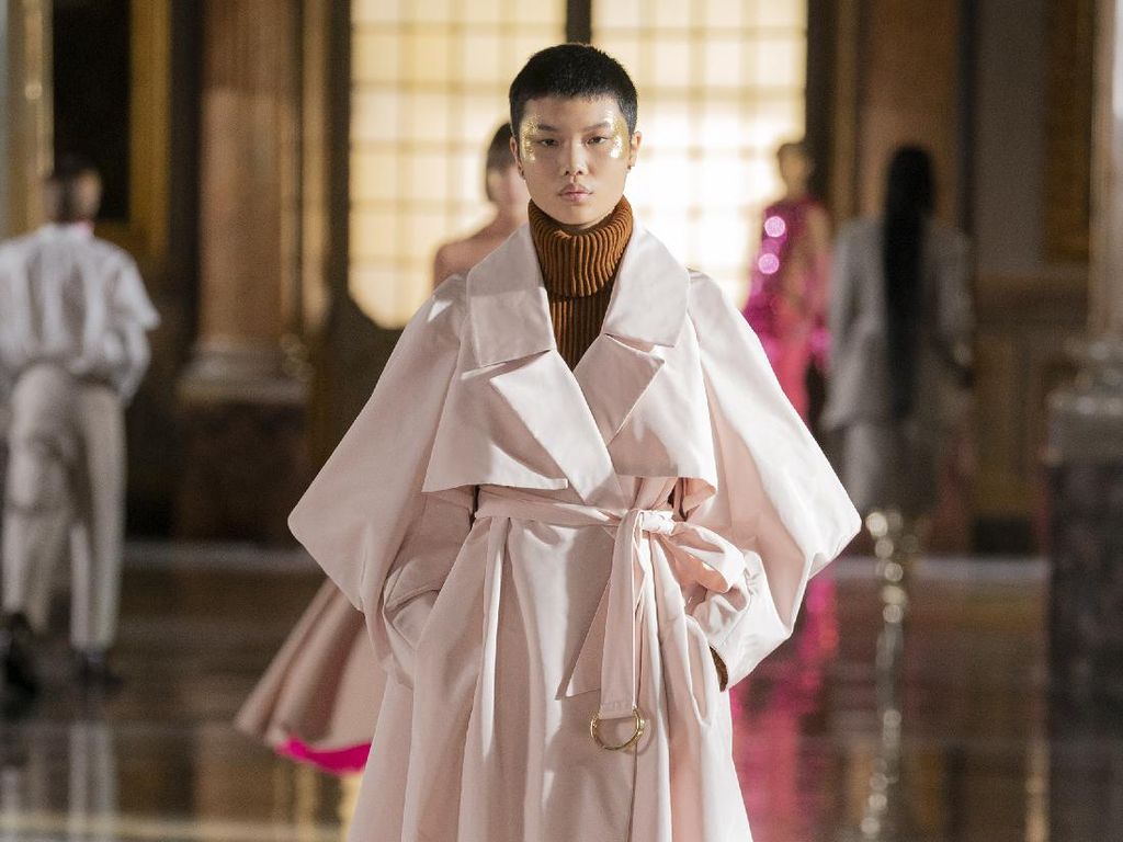 10 Koleksi Busana Valentino Couture Spring 2021 yang Casual 10 Koleksi Busana Valentino Couture Spring 2021 yang Casual