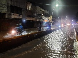 Jalan Jatinegara Barat Masih Terendam Banjir, Begini Kondisinya Malam Ini
