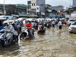 Sudin SDA Jaktim Sedot Air yang Menggenangi Jalan Jatinegara Barat Sudin SDA Jaktim Sedot Air yang Menggenangi Jalan Jatinegara Barat