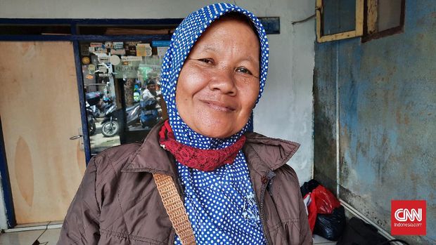 Warga Pejaten Timur, Jakarta Selatan, Sami selalu bergegas memindahkan barang-barang ketika peringatan banjir sudah beredar di grup pesan singkat.