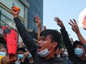 Polisi Myanmar Tembakkan Peluru Karet ke Massa Penentang Kudeta Polisi Myanmar Tembakkan Peluru Karet ke Massa Penentang Kudeta