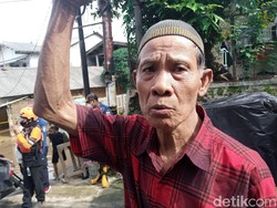 Bertahan 3 Hari di Rumah dari Banjir Rawajati, Lansia Ini Akhirnya Dievakuasi