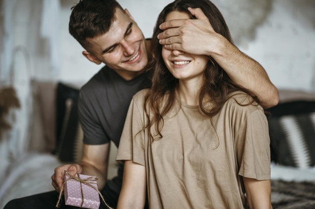 Hari Valentine tahun ini akan sangat bagus untuk Libra yang glamor karena zodiak yang mengatur romansa, kesenangan, kreativitas dan ekspresi diri ini akan diperkuat.