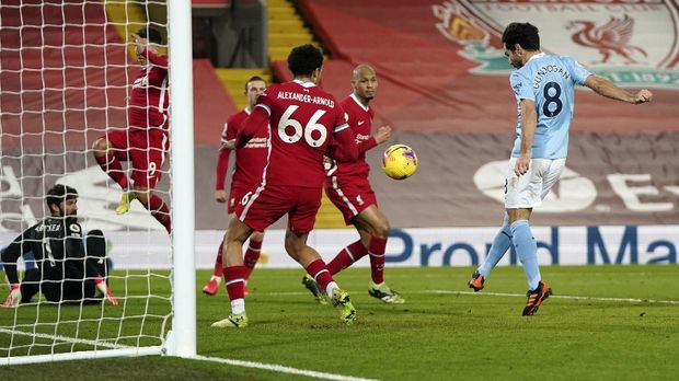 Liverpool vs Manchester City Manchester City's Ilkay Gundogan, right, scores his side's second goal during the English Premier League soccer match between Liverpool and Manchester City at Anfield Stadium, Liverpool, England, Sunday, Feb. 7, 2021. (AP photo/Jon Super, Pool)