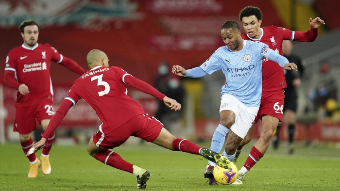 Liverpools Fabinho, center, tries to stop Manchester Citys Raheem Sterling, 2nd right, during the English Premier League soccer match between Liverpool and Manchester City at Anfield Stadium, Liverpool, England, Sunday, Feb. 7, 2021. (AP photo/Jon Super, Pool)