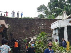 2 Rumah Tertimpa Longsor di Bandung Barat, 4 Orang Terluka