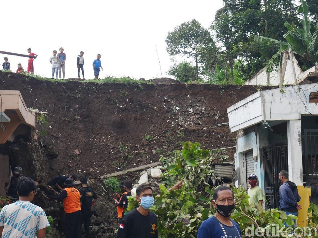 2 Rumah Tertimpa Longsor di Bandung Barat, 4 Orang Terluka 2 Rumah Tertimpa Longsor di Bandung Barat, 4 Orang Terluka