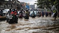 Macet di Jalan Jatinegara Barat Gegara Banjir