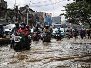 Macet di Jalan Jatinegara Barat Gegara Banjir