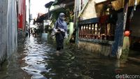 Melihat Aktivitas Warga di Tengah Banjir Cililitan