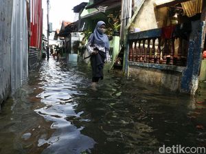 Melihat Aktivitas Warga di Tengah Banjir Cililitan