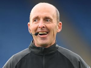 Ngeri! Wasit Liga Inggris Mike Dean Dapat Ancaman Pembunuhan
