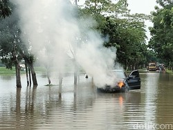 Mobil Terbakar Saat Terobos Banjir, Kok Bisa Sih?