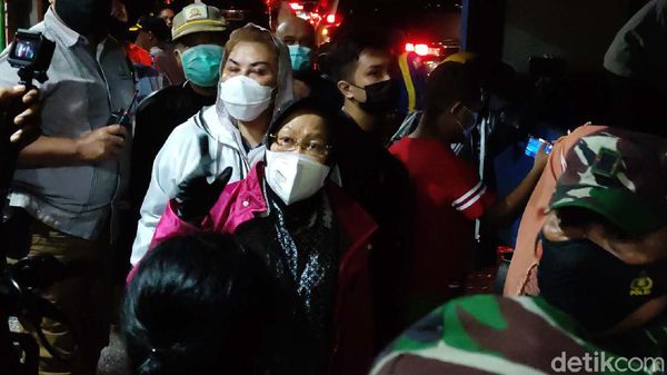 Momen Risma Kunjungi Pengungsi Banjir Semarang