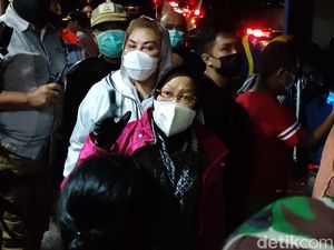 Momen Risma Kunjungi Pengungsi Banjir Semarang