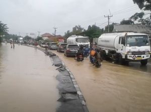Jalur Pantura Subang Banjir, Petugas Lakukan Contra Flow