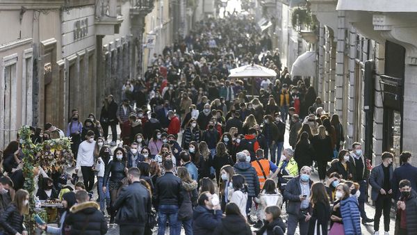 Pembatasan Melonggar, Warga Italia Padati Jalanan Lagi