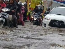 Jalur Pantura Pekalongan Masih Banjir Siang Ini, Lalin Macet