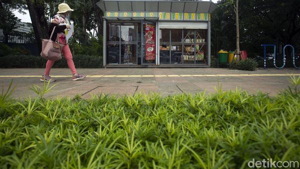 Penampakan Lapak UMKM yang Mejeng di Trotoar Thamrin