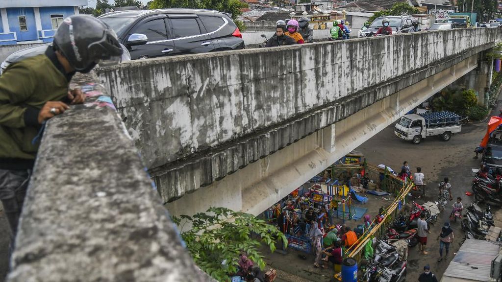Warga Terdampak Banjir Rawajati Mengungsi di Kolong Jembatan