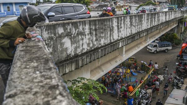 Warga Terdampak Banjir Rawajati Mengungsi di Kolong Jembatan