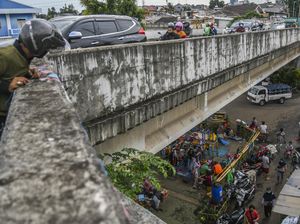 Warga Terdampak Banjir Rawajati Mengungsi di Kolong Jembatan