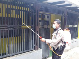 Lawan COVID, Polisi Semprotkan Disinfektan di 23 RW Pondok Gede Bekasi