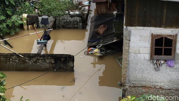 Banjir masih merendam permukiman warga di kawasan Rawajati, Kalibata, Jaksel. Ketinggian banjir mencapai 1 meter lebih. Berikut penampakannya.