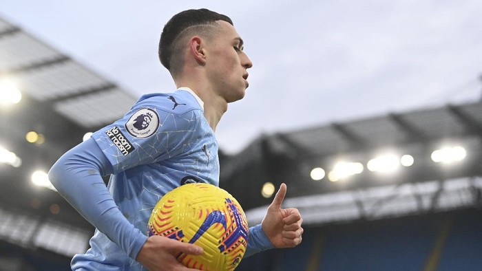 Manchester Citys Phil Foden carries the ball during the English Premier League match between Manchester City and Sheffield United at the the City of Manchester Stadium in Manchester, England, Saturday, Jan. 30, 2021. (Laurence Griffiths/Pool via AP)