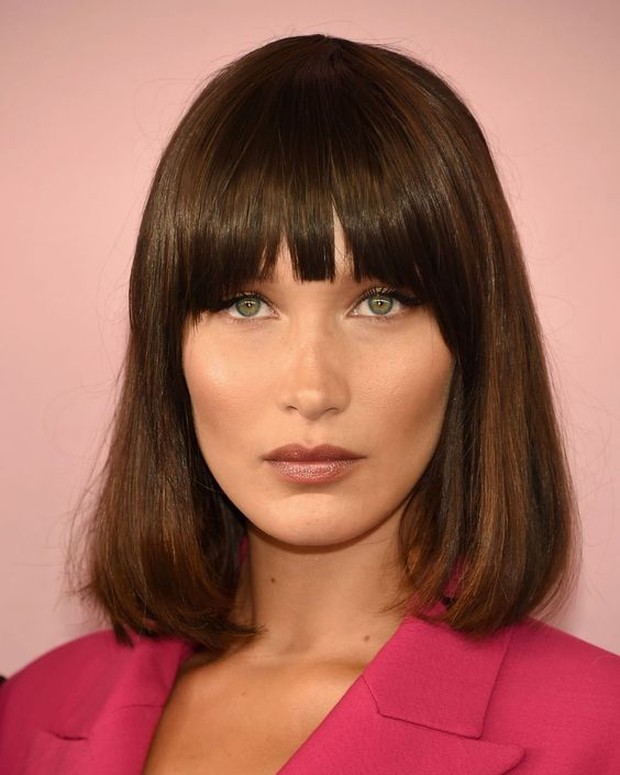 Pinterest.com/ellemagazine Long bob hair ala Bella Hadid ini memberikan getaran kuat tahun 1980an.