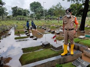 Pemkot Jakpus Sedot Genangan di TPU Karet Bivak Pemkot Jakpus Sedot Genangan di TPU Karet Bivak