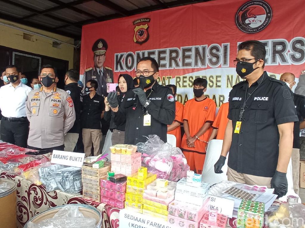 Pabrik Pembuat Krim Pemutih Ilegal Dibongkar Polda Jabar Pabrik Pembuat Krim Pemutih Ilegal Dibongkar Polda Jabar