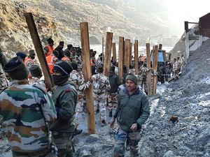 Tim Penyelamat Terus Cari 203 Orang yang Hilang Akibat Tsunami Himalaya