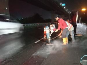 Lubang di Km 39 Tol Japek Bikin Ban Mobil Pecah, Jasa Marga Rutin Perbaikan Lubang di Km 39 Tol Japek Bikin Ban Mobil Pecah, Jasa Marga Rutin Perbaikan