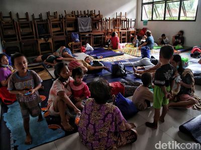 Ratusan Korban Banjir Kebon Pala Mengungsi di Gedung Sekolah