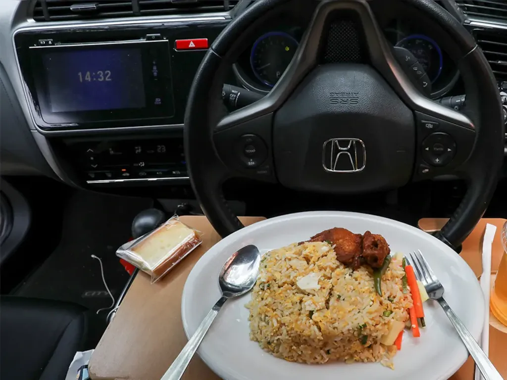Restoran Ini Tawarkan Sensasi Makan Menu Pesawat di Dalam Mobil Restoran Ini Tawarkan Sensasi Makan Menu Pesawat di Dalam Mobil