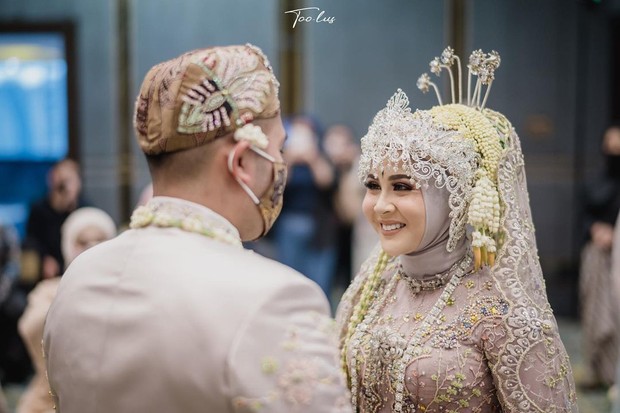 Riasan Bagian Kepala Kesha Ratuliu/Foto: instagram.com/adhipermana_ Riasan Bagian Kepala Kesha Ratuliu/Foto: instagram.com/adhipermana_