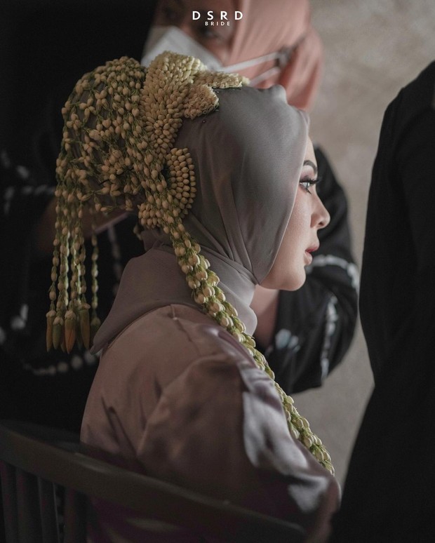 Riasan Bagian Kepala Kesha Ratuliu/Foto: instagram.com/dsrdbride Riasan Bagian Kepala Kesha Ratuliu/Foto: instagram.com/dsrdbride