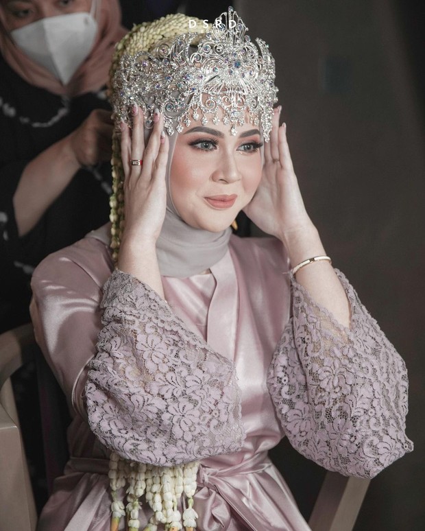 Riasan Bagian Kepala Kesha Ratuliu/Foto: instagram.com/dsrdbride Riasan Bagian Kepala Kesha Ratuliu/Foto: instagram.com/dsrdbride