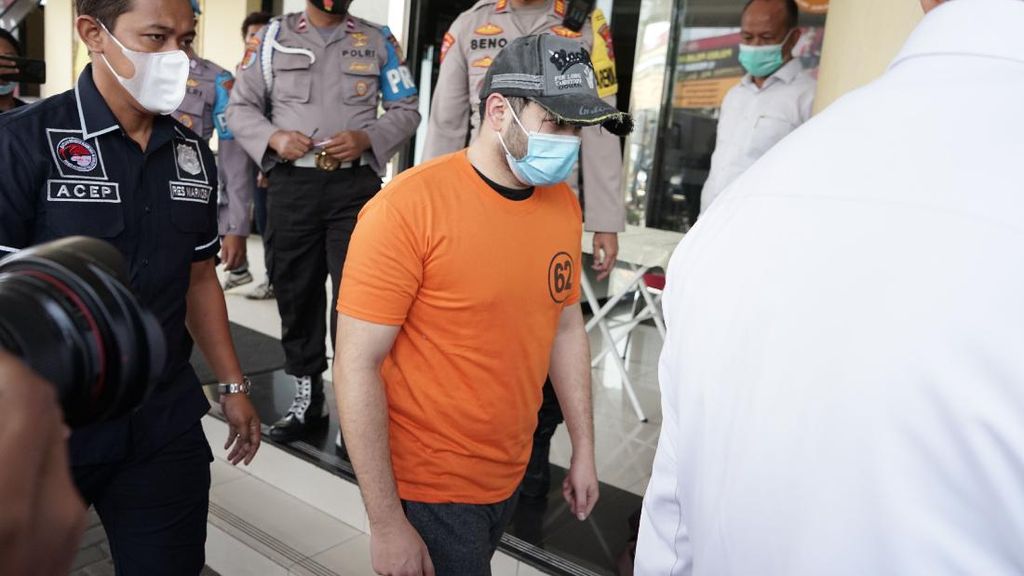 Penampakan Ridho Rhoma Kembali Berbaju Tahanan Penampakan Ridho Rhoma Kembali Berbaju Tahanan