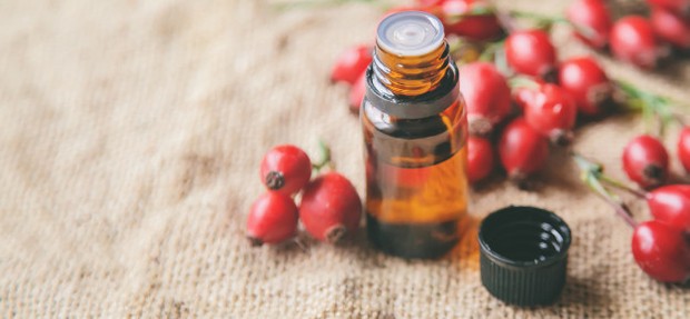 Rosehip oil atau yang juga dikenal sebagai minyak biji rosehip merupakan minyak biji mawar yang sangat dihargai sejak zaman kuno.