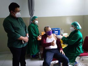RS USU Mulai Vaksinasi COVID-19 bagi Nakes Lansia RS USU Mulai Vaksinasi COVID-19 bagi Nakes Lansia