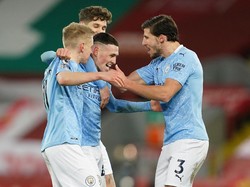 Kocak! Saat Ruben Dias Tarik-tarik Kepala Zinchenko