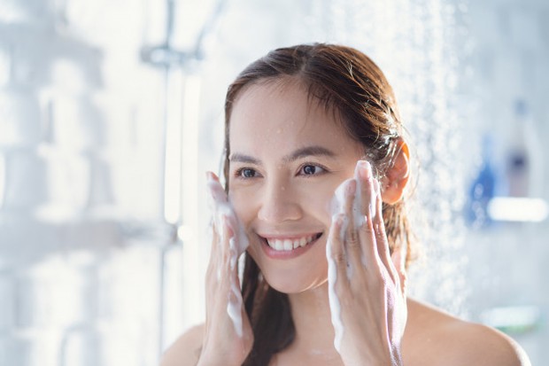 skincare sehari-hari walaupun gak keluar rumah yaitu sabun wajah/freepik.com