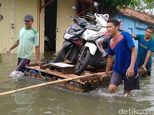Jasa Sewa Rakit Laris Manis di Tengah Kepungan Banjir Kota Pekalongan