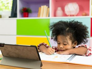 Live! e-Life: Kiat Berdamai dengan Sekolah Online Si Kecil Live! e-Life: Kiat Berdamai dengan Sekolah Online Si Kecil