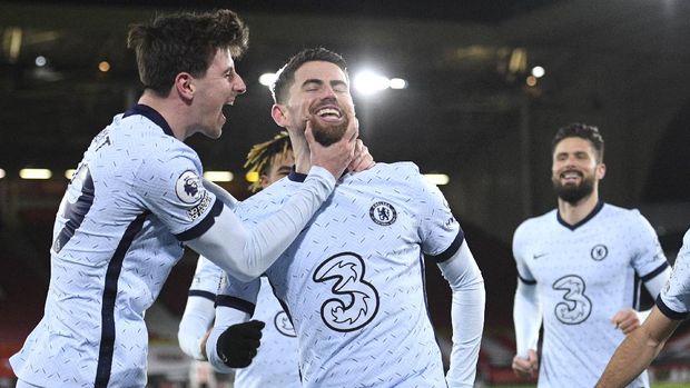 Chelsea's Jorginho, centre, celebrates after scoring the 2-1 lead from the penalty spot during the English Premier League soccer match between Sheffield United and Chelsea at Bramall Lane stadium in Sheffield, England, Sunday, Feb. 7, 2021. (Oli Scarff/ Pool via AP)