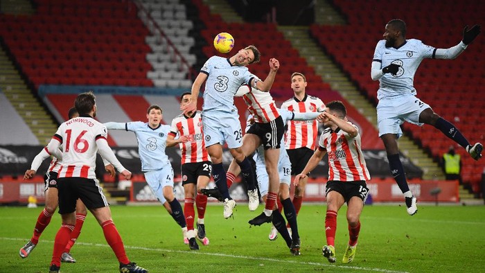 SHEFFIELD, ENGLAND - FEBRUARY 07: Cesar Azpilicueta of Chelsea gets whilst up for a header during the Premier League match between Sheffield United and Chelsea at Bramall Lane on February 07, 2021 in Sheffield, England. Sporting stadiums around the UK remain under strict restrictions due to the Coronavirus Pandemic as Government social distancing laws prohibit fans inside venues resulting in games being played behind closed doors. (Photo by Clive Mason/Getty Images)