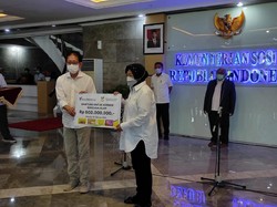 Risma Terima Bantuan untuk Korban Bencana Rp 500 Juta dari Sido Muncul