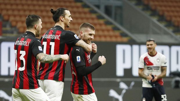 Soccer Football - Serie A - AC Milan v Crotone - San Siro, Milan, Italy - February 7, 2021 AC Milan's Ante Rebic celebrates scoring their third goal with teammates REUTERS/Alessandro Garofalo